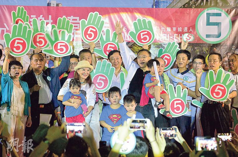 上屆「末席入局」的立法會議員謝偉俊(抱童男子)今屆競逐連任。他昨與白韻琹(戴帽者)一起出席造勢大會,並獲大批九龍東區議員及社團代表為他站台。(鄧宗弘攝)事隔4年,熱血公民黃洋達(圖)昨重回同一地點,在坪石邨舉行造勢大會。他說,今屆選舉難度和壓力都更大,但自言勝算亦更大。(鍾林枝攝) 上屆「末席入局」的立法會議員謝偉俊(抱童男子)今屆競逐連任。他昨與白韻琹(戴帽者)一起出席造勢大會,並獲大批九龍東區議員及社團代表為他站台。(鄧宗弘攝)事隔4年,熱血公民黃洋達(圖)昨重回同一地點,在坪石邨舉行造勢大會。他說,今屆選舉難度和壓力都更大,但自言勝算亦更大。(鍾林枝攝)