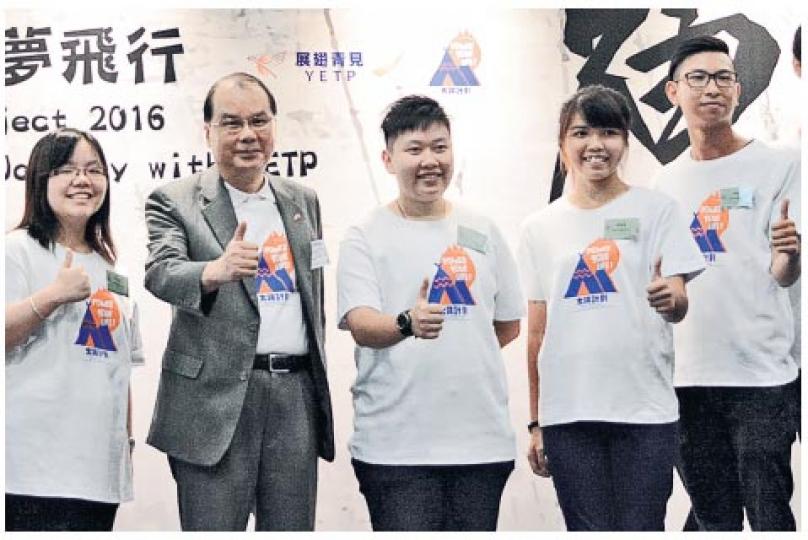 勞工及福利局長張建宗(左二)昨出席「展翅青見計劃」頒獎禮,與10名「展翅青年超新星」合照。得獎學員周若嵐(右二)曾兩度輟學,參加計劃後培養領袖能力,現已成為救世軍營舍助理。(許芳文攝) 勞工及福利局長張建宗(左二)昨出席「展翅青見計劃」頒獎禮,與10名「展翅青年超新星」合照。得獎學員周若嵐(右二)曾兩度輟學,參加計劃後培養領袖能力,現已成為救世軍營舍助理。(許芳文攝)