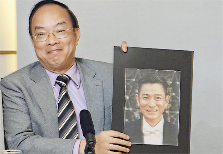 選「民間特首」,馬逢國不假思索,認為3名男藝人中劉德華較適合,稱劉德華形象很地道,而劉的首部電影由他發行,故加了感情分。至於真特首的條件,馬認為特首要肯聆聽、包容及願意跟人合作。(劉焌陶攝)周博賢選黎明當「民間特首」,因為黎肯道歉及問責,認為現任特首梁振英未能做到。主持人追問,如果與他合作的藝人謝安琪比,誰更適合,周笑言還是黎明較適合。(劉焌陶攝) 選「民間特首」,馬逢國不假思索,認為3名男藝人中劉德華較適合,稱劉德華形象很地道,而劉的首部電影由他發行,故加了感情分。至於真特首的條件,馬認為特首要肯聆聽、包容及願意跟人合作。(劉焌陶攝)周博賢選黎明當「民間特首」,因為黎肯道歉及問責,認為現任特首梁振英未能做到。主持人追問,如果與他合作的藝人謝安琪比,誰更適合,周笑言還是黎明較適合。(劉焌陶攝)