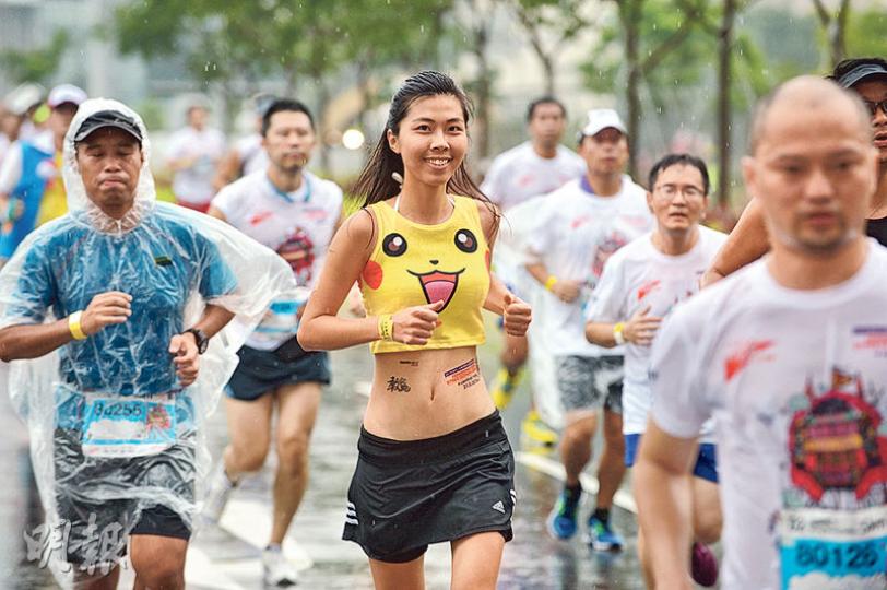 「全城街馬」舉辦嘅「香港街馬@中環2016」噚日喺大雨下舉行,但無損跑手熱情,仲有女跑手以精靈打扮上陣,唔知係咪想其他人跑住捉佢呢? (蘇智鑫攝) 「全城街馬」舉辦嘅「香港街馬@中環2016」噚日喺大雨下舉行,但無損跑手熱情,仲有女跑手以精靈打扮上陣,唔知係咪想其他人跑住捉佢呢? (蘇智鑫攝)