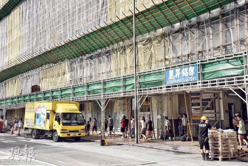 迷你倉四級火發生已逾兩個月。雖然現場已解封,惟租戶仍不允許入內。恒隆指大火後接收多項修茸命令,為顧及安全,有必要實施進入管制。(陳柔雅攝) 迷你倉四級火發生已逾兩個月。雖然現場已解封,惟租戶仍不允許入內。恒隆指大火後接收多項修茸命令,為顧及安全,有必要實施進入管制。(陳柔雅攝)