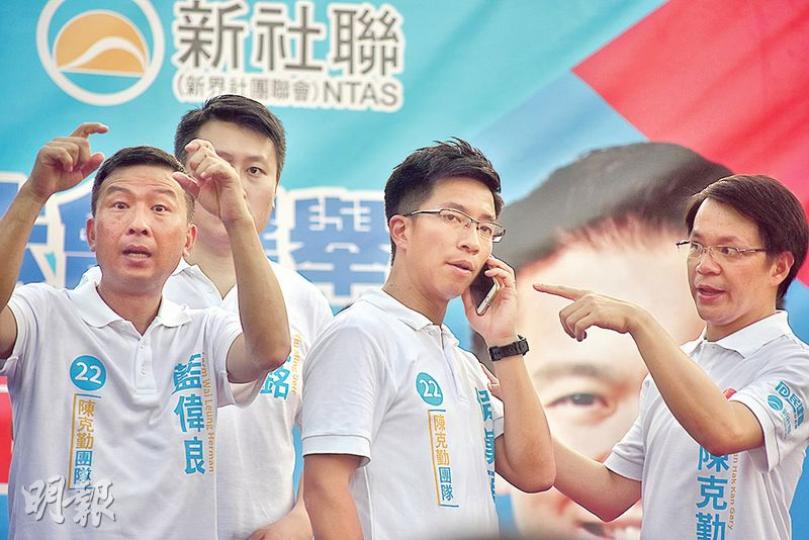 民建聯陳克勤(右一)昨舉行造勢拉票大會,其名單上的侯漢碩(右二)被指涉賣丁。侯重申無涉及任何套丁,但拒回應早立遺囑一事。(馮凱鍵攝) 民建聯陳克勤(右一)昨舉行造勢拉票大會,其名單上的侯漢碩(右二)被指涉賣丁。侯重申無涉及任何套丁,但拒回應早立遺囑一事。(馮凱鍵攝)