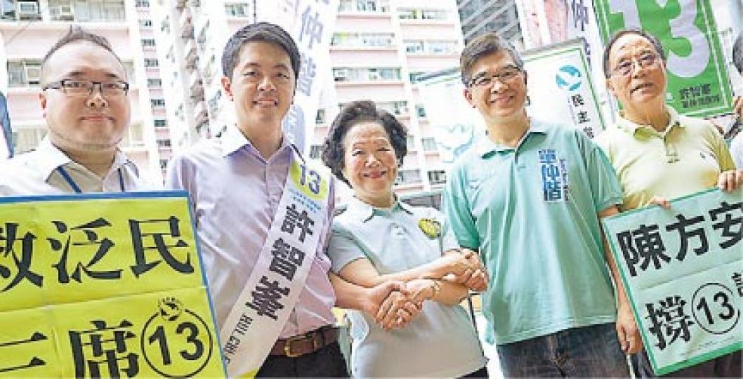前政務司長陳方安生(左三)昨為民主黨港島候選人許智峯(左二)拉票。(蘇智鑫攝) 前政務司長陳方安生(左三)昨為民主黨港島候選人許智峯(左二)拉票。(蘇智鑫攝)