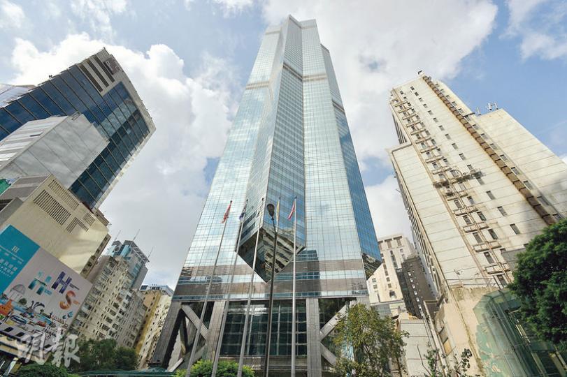 近年本港核心區甲廈樓價穩步上升,中環中心繼79樓全層在今年6月以約5億元易手後,近日由長實地產持有的中環中心75%業權傳獲348億元洽購。(黃志東攝) 近年本港核心區甲廈樓價穩步上升,中環中心繼79樓全層在今年6月以約5億元易手後,近日由長實地產持有的中環中心75%業權傳獲348億元洽購。(黃志東攝)
