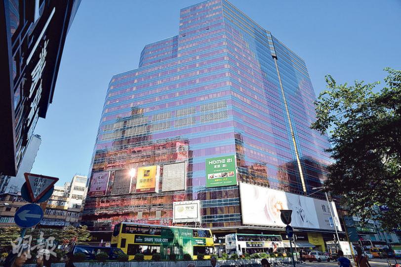 房署為實施長策的建屋目標,近年增聘人手,但何文田總部大樓辦公室不敷應用,署方最近租用旺角始創中心(圖)2.2萬呎的商業樓面,預料明年初部分房署部門將會遷入,估計每年租金逾千萬元。(蘇智鑫攝) 房署為實施長策的建屋目標,近年增聘人手,但何文田總部大樓辦公室不敷應用,署方最近租用旺角始創中心(圖)2.2萬呎的商業樓面,預料明年初部分房署部門將會遷入,估計每年租金逾千萬元。(蘇智鑫攝)