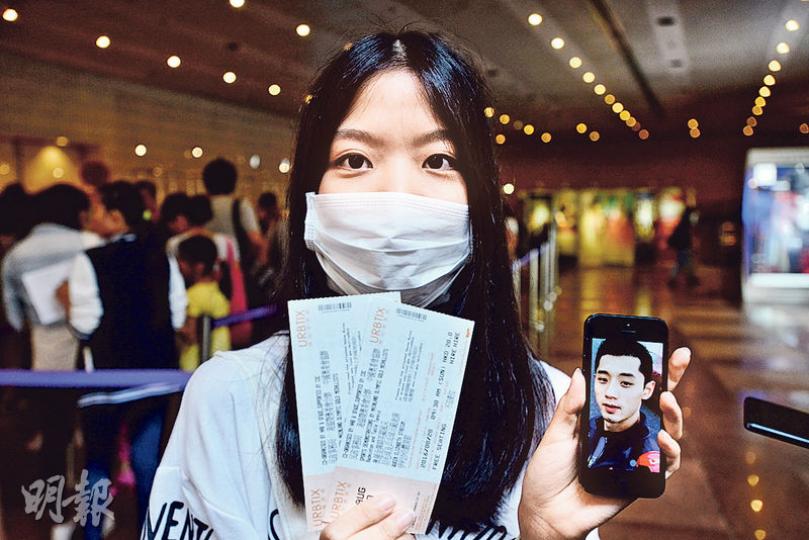 訪港的中國奧運金牌運動員將在周日表演,門票昨早在4個地點公開發售。其中在香港文化中心購票的陳小姐(圖)排在隊伍前列位置,購得兩張乒乓球及羽毛球技術表演門票。記者詢問可否替其與門票拍照,她一口答應,更雀躍地主動要求記者幫她跟「男朋友」、本屆奧運乒乓球男團金牌得主張繼科的照片合照。她之後表示十分喜歡張繼科,因此說笑地稱他作「男朋友」。(楊柏賢攝)表演門票昨早10時開售,每人限購兩張,圖中沙田大會堂共派出800個籌,但職員強調有籌不代表一定能買票。近300名市民即使未獲派籌,仍繼續排隊嘗試買票。最後兩 訪港的中國奧運金牌運動員將在周日表演,門票昨早在4個地點公開發售。其中在香港文化中心購票的陳小姐(圖)排在隊伍前列位置,購得兩張乒乓球及羽毛球技術表演門票。記者詢問可否替其與門票拍照,她一口答應,更雀躍地主動要求記者幫她跟「男朋友」、本屆奧運乒乓球男團金牌得主張繼科的照片合照。她之後表示十分喜歡張繼科,因此說笑地稱他作「男朋友」。(楊柏賢攝)表演門票昨早10時開售,每人限購兩張,圖中沙田大會堂共派出800個籌,但職員強調有籌不代表一定能買票。近300名市民即使未獲派籌,仍繼續排隊嘗試買票。最後兩