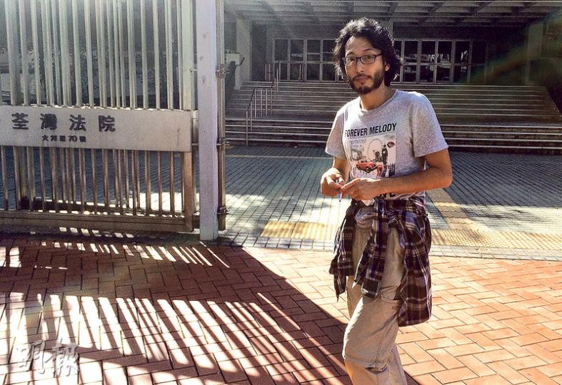 被告盧梓恒為阻女友離境,虛報機場有炸彈被捕,他昨獲准擔保外出,在庭外託記者向其女友傳信息尋求原諒。(黃文雋攝) 被告盧梓恒為阻女友離境,虛報機場有炸彈被捕,他昨獲准擔保外出,在庭外託記者向其女友傳信息尋求原諒。(黃文雋攝)
