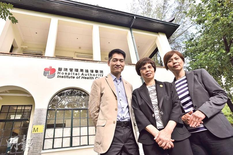 醫管局計劃以兼職形式招聘退休或離任資深護師「帶教」,即在病房指導年資較淺的護士。護理深造學院主管黃玉銀(中)表示,為配合計劃,本年度會辦師資培訓課程,培訓「帶教」的資深護師。(馮凱鍵攝) 醫管局計劃以兼職形式招聘退休或離任資深護師「帶教」,即在病房指導年資較淺的護士。護理深造學院主管黃玉銀(中)表示,為配合計劃,本年度會辦師資培訓課程,培訓「帶教」的資深護師。(馮凱鍵攝)