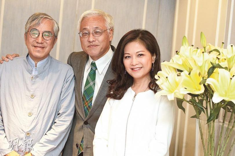 潘太(右)的兒子因滑雪意外致下半身癱瘓,她為協助更多同類病人,成立脊髓損傷基金會,並獲港大首席副校長譚廣亨(中)及中國科學院院士蘇國輝(左)加入,參與幹細胞臨牀研究。基金會計劃下月舉辦晚會籌款。(李紹昌攝) 潘太(右)的兒子因滑雪意外致下半身癱瘓,她為協助更多同類病人,成立脊髓損傷基金會,並獲港大首席副校長譚廣亨(中)及中國科學院院士蘇國輝(左)加入,參與幹細胞臨牀研究。基金會計劃下月舉辦晚會籌款。(李紹昌攝)