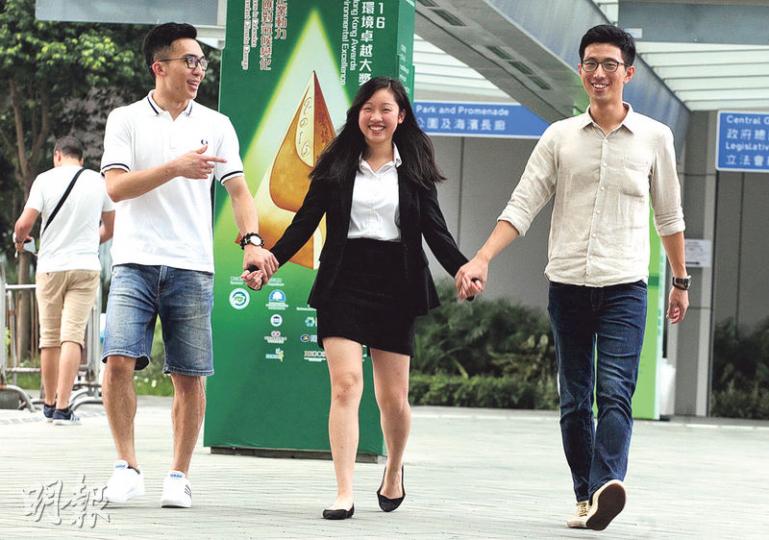 政府資助青年往內地短期實習,3名年輕人分別到北京及上海,各人加深了對內地發展機遇的認識,惟暫時不考慮到內地發展。圖左起為張迪倫(Tiger)、馮康婷(Queenie)及陳震(Oscar)。(李紹昌攝) 政府資助青年往內地短期實習,3名年輕人分別到北京及上海,各人加深了對內地發展機遇的認識,惟暫時不考慮到內地發展。圖左起為張迪倫(Tiger)、馮康婷(Queenie)及陳震(Oscar)。(李紹昌攝)