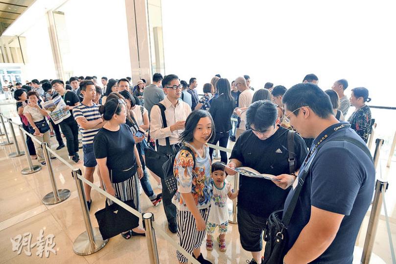 中海外東九龍新盤啟德1號(I),昨首度對外開放位於九龍灣的示範單位,吸引不少市民前往參觀。市場消息指,昨天至少錄得約400組準買家到場睇樓。(楊柏賢攝)華懋將軍澳新盤海翩滙,示範單位以型格都會風為主調。華懋表示,最快明日公布首推單位的售價,下周正式發售。(劉焌陶攝) 中海外東九龍新盤啟德1號(I),昨首度對外開放位於九龍灣的示範單位,吸引不少市民前往參觀。市場消息指,昨天至少錄得約400組準買家到場睇樓。(楊柏賢攝)華懋將軍澳新盤海翩滙,示範單位以型格都會風為主調。華懋表示,最快明日公布首推單位的售價,下周正式發售。(劉焌陶攝)