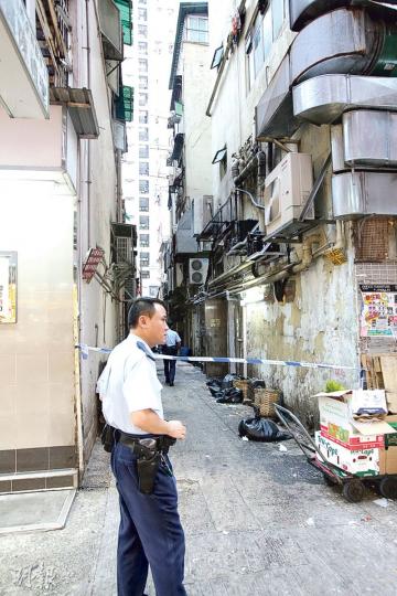 葵涌禾塘嘴街私營院舍昨日發生14歲自閉院友墮斃事件,警方事後封鎖其着地的後巷調查。(伍浦鋒攝) 葵涌禾塘嘴街私營院舍昨日發生14歲自閉院友墮斃事件,警方事後封鎖其着地的後巷調查。(伍浦鋒攝)
