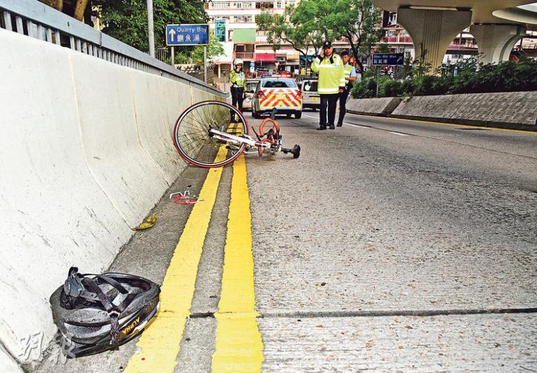 柴灣道「長命斜」昨晨發生單車交通意外,警方事後到意外現場調查,檢獲男傷者的頭盔,單車車身則損毁。(蔡方山攝)46歲戴姓男子(圖)踩單車落斜時懷疑失控撞壆,倒地頭部重創,送院搶救,手術後仍陷昏迷。(蔡方山攝) 柴灣道「長命斜」昨晨發生單車交通意外,警方事後到意外現場調查,檢獲男傷者的頭盔,單車車身則損毁。(蔡方山攝)46歲戴姓男子(圖)踩單車落斜時懷疑失控撞壆,倒地頭部重創,送院搶救,手術後仍陷昏迷。(蔡方山攝)