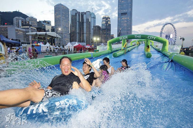 滑水梯嘉年華Slide the City昨日因未獲發臨時公眾娛樂場所牌照,延遲5小時至下午2時才開幕。有已購票的參加者早上摸門釘,批評大會無提前通知安排,決定擇日再入場,也有人烈日下守候至下午開場,隨即入內玩滑水梯。(郭慶輝攝)暑假即將結束,不少家長昨晨特意請假陪同子女參加Slide the City,詎料到場後吃閉門羹。等候期間,小孩隔着鐵欄遙距觀看期待已久的滑水梯。(李紹昌攝)梁先生(右二)去年曾參加Slide the City,認為滑梯很好玩,滿心期待今年新增的遊戲設施,早於今年6月已購買 滑水梯嘉年華Slide the City昨日因未獲發臨時公眾娛樂場所牌照,延遲5小時至下午2時才開幕。有已購票的參加者早上摸門釘,批評大會無提前通知安排,決定擇日再入場,也有人烈日下守候至下午開場,隨即入內玩滑水梯。(郭慶輝攝)暑假即將結束,不少家長昨晨特意請假陪同子女參加Slide the City,詎料到場後吃閉門羹。等候期間,小孩隔着鐵欄遙距觀看期待已久的滑水梯。(李紹昌攝)梁先生(右二)去年曾參加Slide the City,認為滑梯很好玩,滿心期待今年新增的遊戲設施,早於今年6月已購買