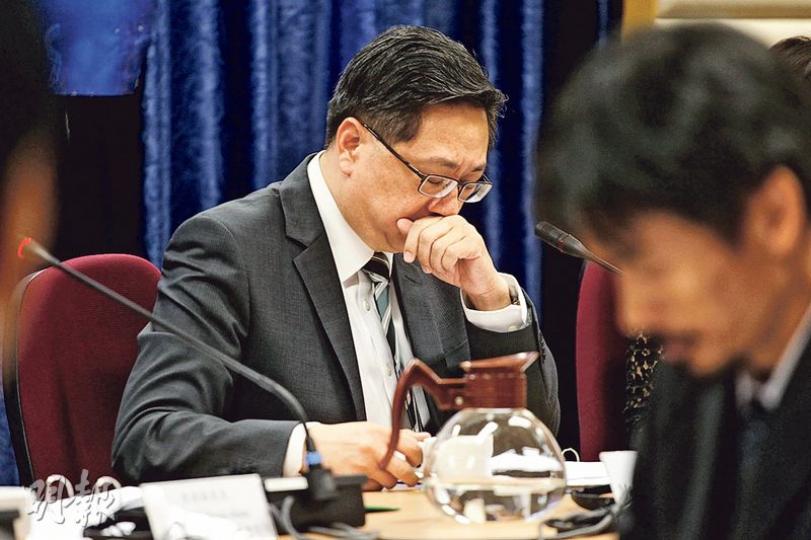 警務處長盧偉聰出席屯門區撲滅罪行委員會會議,一開場就提到佢喉嚨敏感,之後發言間中咳嗽,要停低飲啖水先可以繼續講。(李紹昌攝) 警務處長盧偉聰出席屯門區撲滅罪行委員會會議,一開場就提到佢喉嚨敏感,之後發言間中咳嗽,要停低飲啖水先可以繼續講。(李紹昌攝)