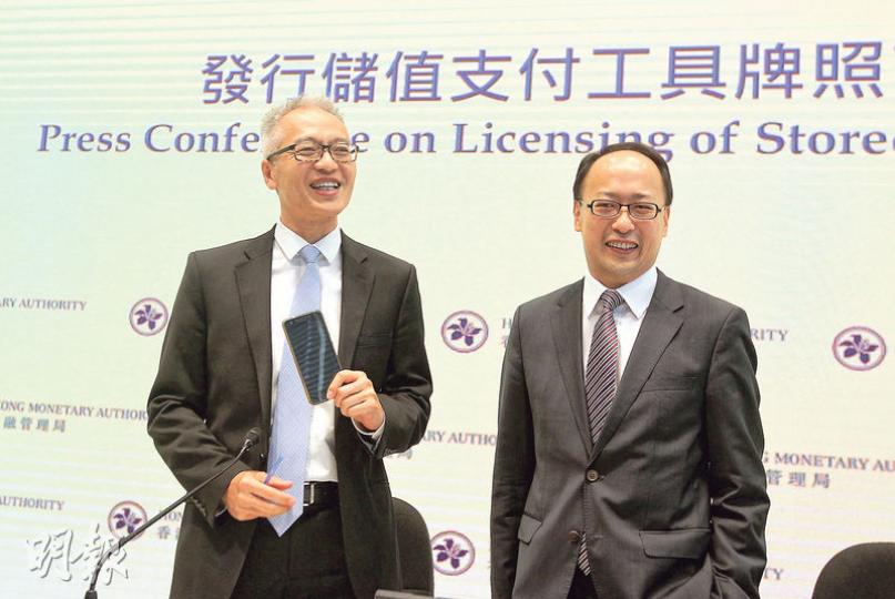 金管局昨日正式發出儲值支付工具牌照,金管局貨幣管理助理總裁鄭發(右)強調,基於反洗錢的監管原則,若客戶儲值額超過或用量超過一定上限,便要進行實名制,營運商要對客戶作出盡職審查。圖左為金管局高級助理總裁李達志。(林俊源攝) 金管局昨日正式發出儲值支付工具牌照,金管局貨幣管理助理總裁鄭發(右)強調,基於反洗錢的監管原則,若客戶儲值額超過或用量超過一定上限,便要進行實名制,營運商要對客戶作出盡職審查。圖左為金管局高級助理總裁李達志。(林俊源攝)