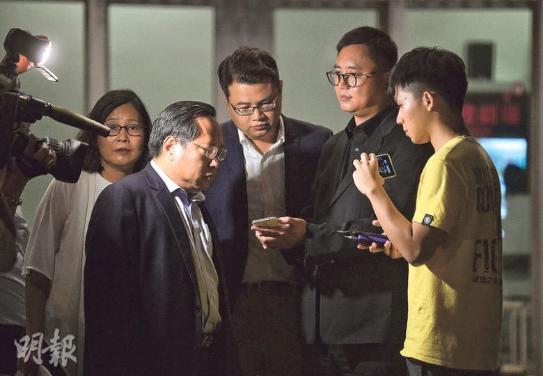 周永勤(右二)在論壇期間向民主黨候選人尹兆堅(左三)和何俊仁(左二)等展示電話。據了解,當時是播出一段錄音,錄音內容與本報所取得的相同。(鄧宗弘攝)何君堯昨在論壇後重申對周退選內情一概不清楚,亦不評論事件是否對其選情有利。(鄧宗弘攝) 周永勤(右二)在論壇期間向民主黨候選人尹兆堅(左三)和何俊仁(左二)等展示電話。據了解,當時是播出一段錄音,錄音內容與本報所取得的相同。(鄧宗弘攝)何君堯昨在論壇後重申對周退選內情一概不清楚,亦不評論事件是否對其選情有利。(鄧宗弘攝)