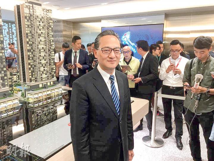 在啟德1號(I)開價後,中海外地產董事總經理游偉光現身售樓處接受記者訪問,他表示項目開價屬合理價,並謂特首無要求港人港地要以合理價售予港人。(林尚民攝) 在啟德1號(I)開價後,中海外地產董事總經理游偉光現身售樓處接受記者訪問,他表示項目開價屬合理價,並謂特首無要求港人港地要以合理價售予港人。(林尚民攝)