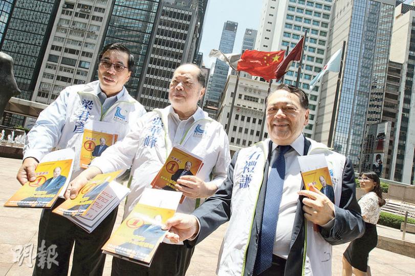 爭取連任金融服務界嘅經民聯張華峰(中)噚日中午喺中環派傳單,兩個已經自動當選嘅黨友梁君彥(左)同石禮謙(右),亦喺烈日當空之下幫手拉票。(李紹昌攝) 爭取連任金融服務界嘅經民聯張華峰(中)噚日中午喺中環派傳單,兩個已經自動當選嘅黨友梁君彥(左)同石禮謙(右),亦喺烈日當空之下幫手拉票。(李紹昌攝)