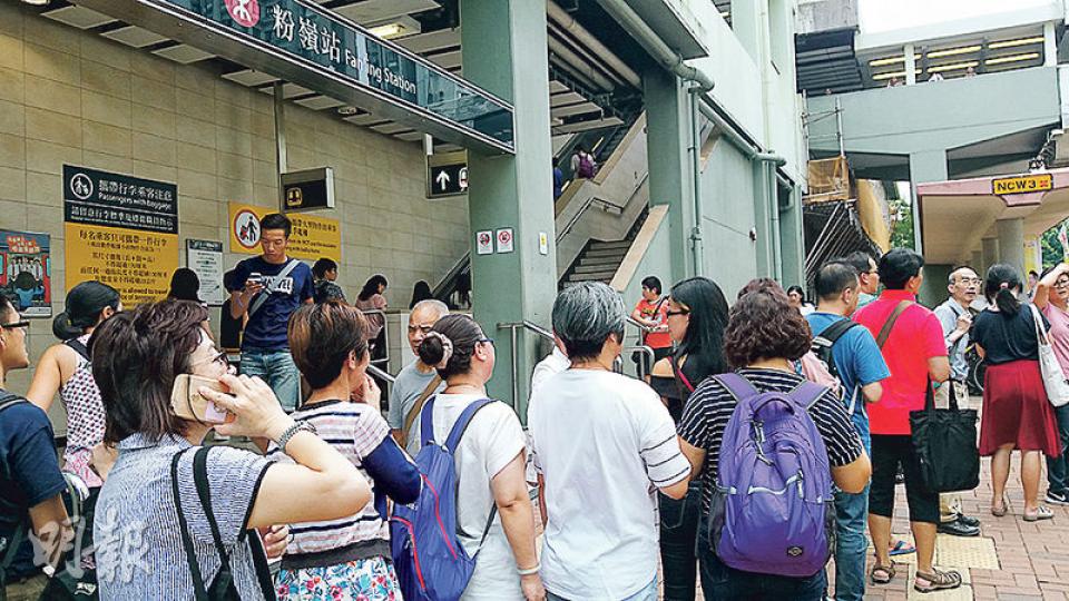 港鐵於爆水管事故後,安排免費接駁巴士疏導人流。其中有一輛接駁巴士因司機迷路而誤闖深圳皇崗禁區,車上乘客須補辦出境手續。圖為昨午巴士站外大排長龍的情况。(林智傑攝)港鐵上水站往粉嶺站之間,位於新運路近掃管埔路位置有一個深坑,與涉事路軌相距數十米,上面的泥沙懷疑被水冲走。(葉真真攝) 港鐵於爆水管事故後,安排免費接駁巴士疏導人流。其中有一輛接駁巴士因司機迷路而誤闖深圳皇崗禁區,車上乘客須補辦出境手續。圖為昨午巴士站外大排長龍的情况。(林智傑攝)港鐵上水站往粉嶺站之間,位於新運路近掃管埔路位置有一個深坑,與涉事路軌相距數十米,上面的泥沙懷疑被水冲走。(葉真真攝)