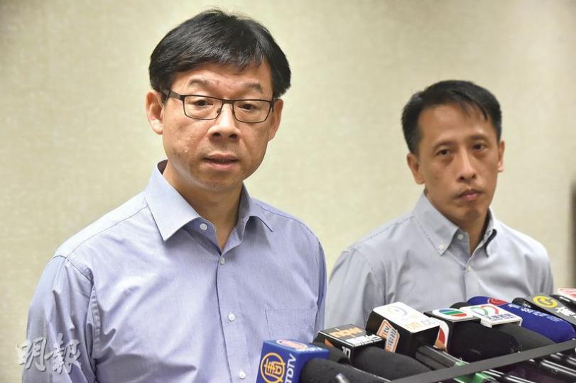 衛生署衛生防護中心總監梁挺雄(左)昨晚公布本港首宗外地傳入寨卡感染個案,他表示除非有本地個案,否則會繼續維持戒備應變級別。(馮凱鍵攝) 衛生署衛生防護中心總監梁挺雄(左)昨晚公布本港首宗外地傳入寨卡感染個案,他表示除非有本地個案,否則會繼續維持戒備應變級別。(馮凱鍵攝)