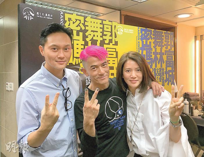 張智霖(左)與老婆袁詠儀(右)大讚城城(中)good show。(微博圖片) 張智霖(左)與老婆袁詠儀(右)大讚城城(中)good show。(微博圖片)