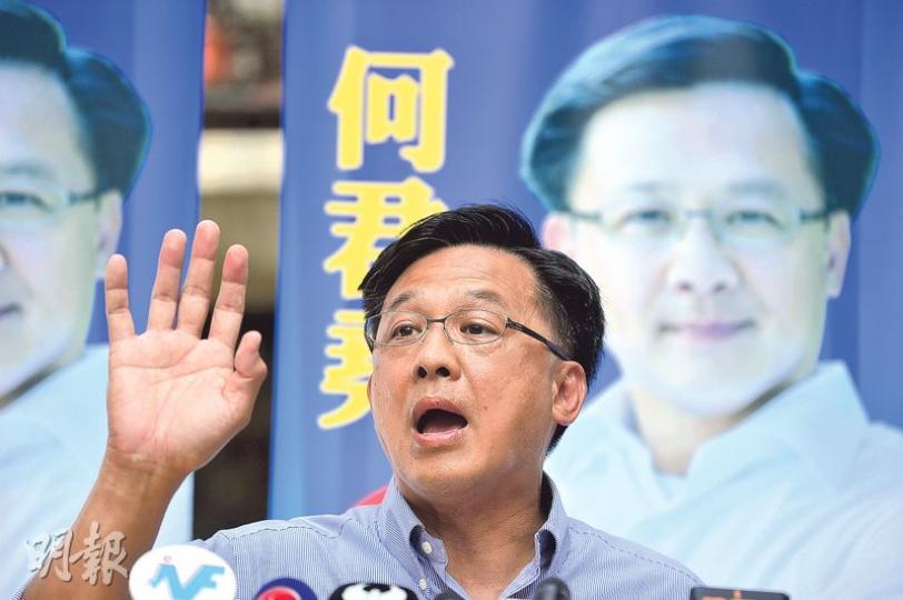 捲入周永勤棄選風波的新界西獨立候選人何君堯召開記者會回應事件,重申周棄選絕對與他無關。何促周永勤原原本本講解清楚,「免得我都是受害者」。(鄧宗弘攝)自由黨榮譽主席田北俊(左起)、周梁淑怡和劉健儀昨日開記者會,回應周永勤棄選一事。田北俊和周太前晚分別與周通電話,了解棄選原因,但指周拒絕透露具體詳情,也拒絕與自由黨高層見面。(李紹昌攝) 捲入周永勤棄選風波的新界西獨立候選人何君堯召開記者會回應事件,重申周棄選絕對與他無關。何促周永勤原原本本講解清楚,「免得我都是受害者」。(鄧宗弘攝)自由黨榮譽主席田北俊(左起)、周梁淑怡和劉健儀昨日開記者會,回應周永勤棄選一事。田北俊和周太前晚分別與周通電話,了解棄選原因,但指周拒絕透露具體詳情,也拒絕與自由黨高層見面。(李紹昌攝)