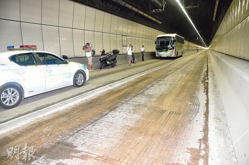 將軍澳隧道往九龍方向昨晨發生的奪命車禍,警方表示肇事路面有200至300米污漬,化驗後始能確認是否屬偈油。(蔡方山攝) 將軍澳隧道往九龍方向昨晨發生的奪命車禍,警方表示肇事路面有200至300米污漬,化驗後始能確認是否屬偈油。(蔡方山攝)