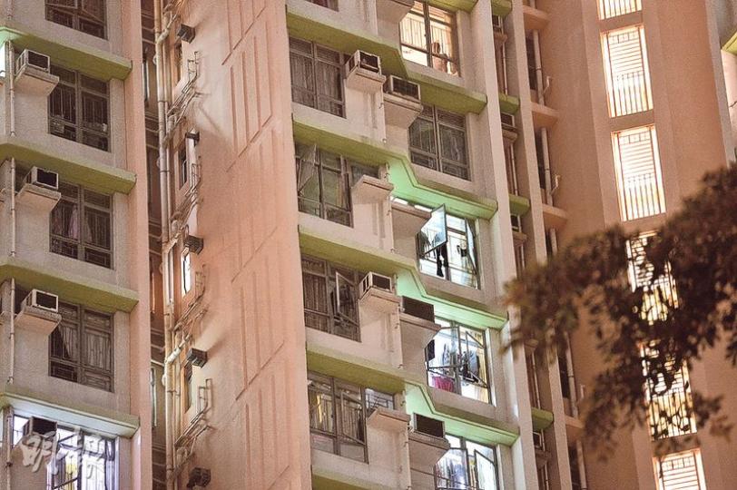 58歲陳姓男疑犯昨午被押返天水圍天華邨華萃樓17樓住所蒐證時,突從窗戶躍下死亡。(鄧宗弘攝)事發後大批警員封鎖現場,死者男親友(圖)協助調查。(鄧宗弘攝) 58歲陳姓男疑犯昨午被押返天水圍天華邨華萃樓17樓住所蒐證時,突從窗戶躍下死亡。(鄧宗弘攝)事發後大批警員封鎖現場,死者男親友(圖)協助調查。(鄧宗弘攝)