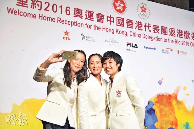 李嘉文(左起)、李婉賢和葉姵延同為征奧戰友,感情深厚,在四年一度的奧運代表團歡迎儀式亦把握時間自拍留念。(黃頴恩攝) 李嘉文(左起)、李婉賢和葉姵延同為征奧戰友,感情深厚,在四年一度的奧運代表團歡迎儀式亦把握時間自拍留念。(黃頴恩攝)