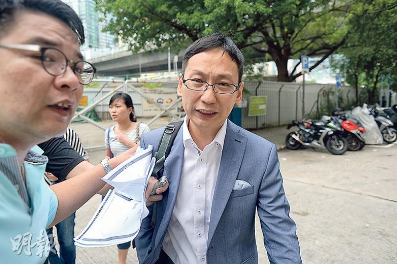 民建聯九龍東立法會候選人柯創盛(右)昨出席選舉論壇前,指完成論壇後才會回應自己學歷問題,其身旁綠衣者一度阻止記者採訪。(鍾林枝攝) 民建聯九龍東立法會候選人柯創盛(右)昨出席選舉論壇前,指完成論壇後才會回應自己學歷問題,其身旁綠衣者一度阻止記者採訪。(鍾林枝攝)