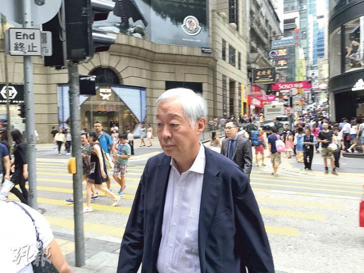 耳鼻喉科專科醫生李國祥(圖)被指拒絕替愛滋病帶菌者做手術,遭對方入稟區院指控違反《殘疾歧視條例》。他昨於中環診所外表示感到「非常無奈」,又指該病人隱瞞病歷在先,令他無法評估手術風險。(黃建邦攝) 耳鼻喉科專科醫生李國祥(圖)被指拒絕替愛滋病帶菌者做手術,遭對方入稟區院指控違反《殘疾歧視條例》。他昨於中環診所外表示感到「非常無奈」,又指該病人隱瞞病歷在先,令他無法評估手術風險。(黃建邦攝)