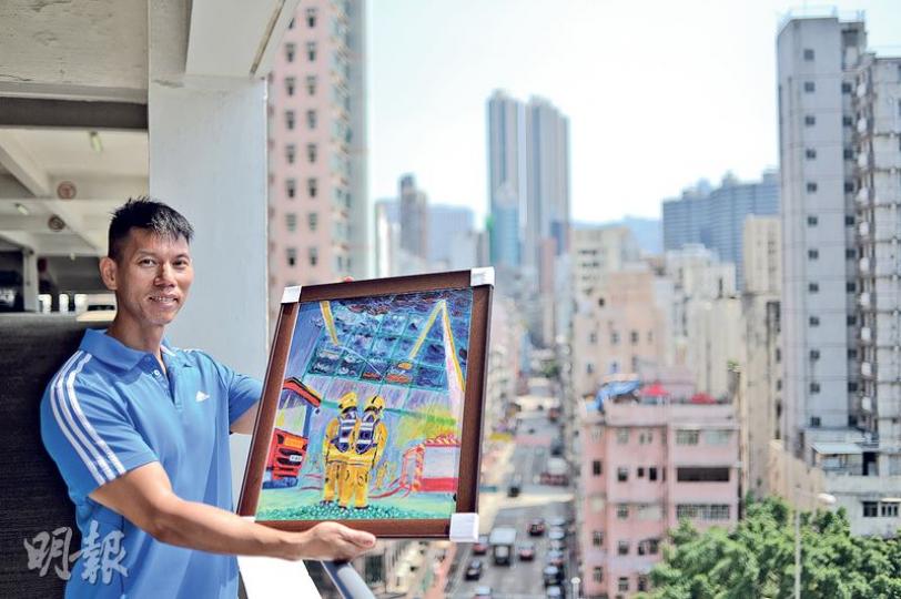 當了21年消防員的蔡君儀表示,希望畫作令人多年後仍記得兩名殉職消防員犧牲的精神,手中所持畫作名為《消防員的畫》,拍賣所得會全部捐助殉職同袍的家屬。 (鄧宗弘攝)蔡君儀即席畫畫,一棵茂盛大樹豎立在橙黃色天空下,是日出還是日落?他認為「好多事情都是看心態」。(鄧宗弘攝) 當了21年消防員的蔡君儀表示,希望畫作令人多年後仍記得兩名殉職消防員犧牲的精神,手中所持畫作名為《消防員的畫》,拍賣所得會全部捐助殉職同袍的家屬。 (鄧宗弘攝)蔡君儀即席畫畫,一棵茂盛大樹豎立在橙黃色天空下,是日出還是日落?他認為「好多事情都是看心態」。(鄧宗弘攝)