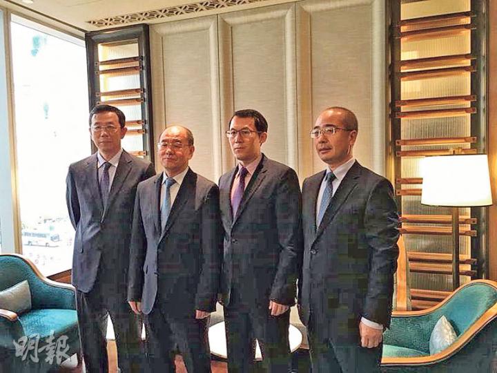 盛京銀行首席風險官兼副行長王亦工(左二)回應恒大增持時稱,任何大型投資者都應該對公司的未來成長負責任;而董事會秘書周峙(左三)表示,恒大與盛京存在多種合作可能。(顧冷冰攝) 盛京銀行首席風險官兼副行長王亦工(左二)回應恒大增持時稱,任何大型投資者都應該對公司的未來成長負責任;而董事會秘書周峙(左三)表示,恒大與盛京存在多種合作可能。(顧冷冰攝)