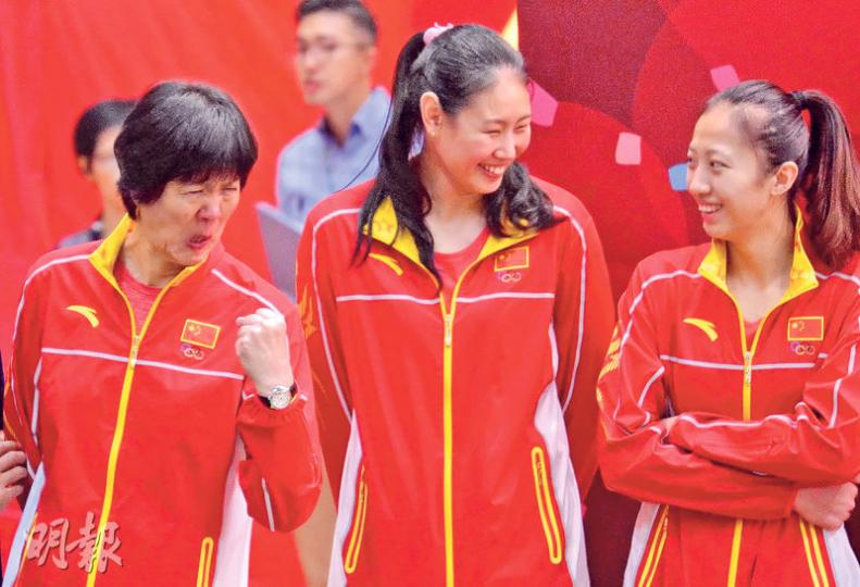 在里約奧運奪金的中國女排昨出席活動,與數百球迷近距離接觸。有孩子童言無忌,問教練郎平(左)訓練時會否很兇惡,逗得球員笑開懷,郎平更裝出兇神惡煞的模樣,台上台下打成一片。球員其後回答,教練在場外很和藹,像媽媽般照顧她們。(鄧宗弘攝)羽毛球運動員「超級丹」林丹出場,粉絲爭相與他握手。(鍾林枝攝) 在里約奧運奪金的中國女排昨出席活動,與數百球迷近距離接觸。有孩子童言無忌,問教練郎平(左)訓練時會否很兇惡,逗得球員笑開懷,郎平更裝出兇神惡煞的模樣,台上台下打成一片。球員其後回答,教練在場外很和藹,像媽媽般照顧她們。(鄧宗弘攝)羽毛球運動員「超級丹」林丹出場,粉絲爭相與他握手。(鍾林枝攝)