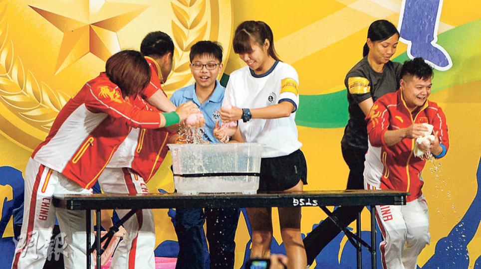 國家隊舉重及競步金牌健兒昨到馬鞍山體育館與本港學生交流,其間更與學生在限時內比賽「扭毛巾」。(賴俊傑攝)奧運金牌單車手宮金傑(左方)及鍾天使(右方)昨到油塘一間小學與學生交流,二人更獲邀請試玩單輪車,她們均說要更加平衡。宮金傑希望聖誕節再到香港,鍾天使則說想吃港式咖喱魚蛋。(衛永康攝)舉重及競步選手到馬鞍山體育館與逾20個青年制服團隊交流,並與市民大玩拔河。(鍾林枝攝) 國家隊舉重及競步金牌健兒昨到馬鞍山體育館與本港學生交流,其間更與學生在限時內比賽「扭毛巾」。(賴俊傑攝)奧運金牌單車手宮金傑(左方)及鍾天使(右方)昨到油塘一間小學與學生交流,二人更獲邀請試玩單輪車,她們均說要更加平衡。宮金傑希望聖誕節再到香港,鍾天使則說想吃港式咖喱魚蛋。(衛永康攝)舉重及競步選手到馬鞍山體育館與逾20個青年制服團隊交流,並與市民大玩拔河。(鍾林枝攝)