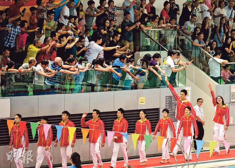 表現開始前,8名跳水運動員與孫楊(右二)、傅園慧(右一)列隊繞池而行,身高近兩米的孫楊,更伸手上觀眾席與觀眾握手。(蘇智鑫攝)奧運男子雙人10米高台跳水冠軍得主林躍,昨在示範表演中,不時在跳水時刻意彈得較高,放慢入水動作,讓他有時間在凌空中與觀眾作神情交流,逗得觀眾拍手大笑,主持人亦指林躍相當「盞鬼」。(蘇智鑫攝)為了推高現場氣氛,國家跳水隊亦準備了混合跳水。吳敏霞(右)及陳艾森(左)一致從彈板躍起再同步入水,水花濺少,觀眾讚好更表示大開眼界。(蘇智鑫攝)吳敏霞(下)及陳若琳(上)更結合跳繩與跳 表現開始前,8名跳水運動員與孫楊(右二)、傅園慧(右一)列隊繞池而行,身高近兩米的孫楊,更伸手上觀眾席與觀眾握手。(蘇智鑫攝)奧運男子雙人10米高台跳水冠軍得主林躍,昨在示範表演中,不時在跳水時刻意彈得較高,放慢入水動作,讓他有時間在凌空中與觀眾作神情交流,逗得觀眾拍手大笑,主持人亦指林躍相當「盞鬼」。(蘇智鑫攝)為了推高現場氣氛,國家跳水隊亦準備了混合跳水。吳敏霞(右)及陳艾森(左)一致從彈板躍起再同步入水,水花濺少,觀眾讚好更表示大開眼界。(蘇智鑫攝)吳敏霞(下)及陳若琳(上)更結合跳繩與跳