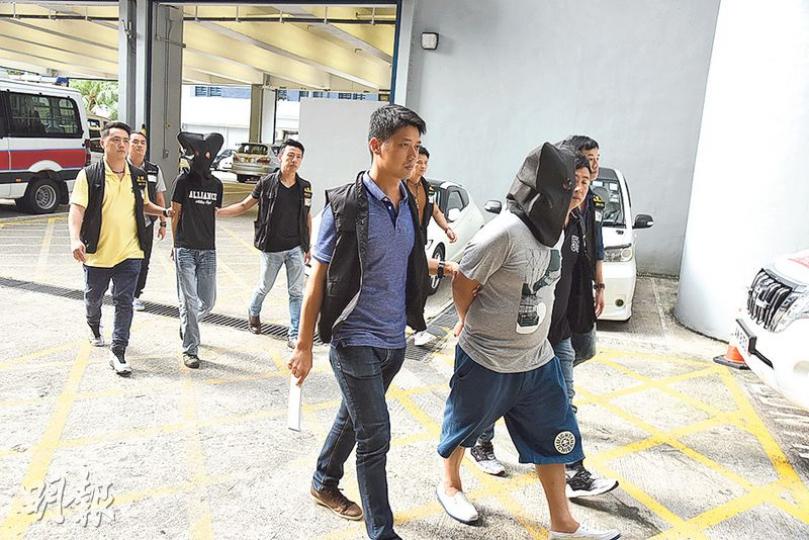 警方卧底行動中共拘捕155人,包括爭選黑社會「坐館」的「寸仔」及其門生「肥忠」(前,灰衫短褲)。(林智傑攝) 警方卧底行動中共拘捕155人,包括爭選黑社會「坐館」的「寸仔」及其門生「肥忠」(前,灰衫短褲)。(林智傑攝)