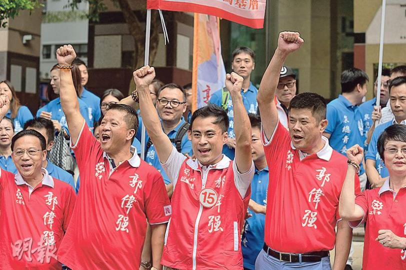 工聯會郭偉强(右二)昨在北角舉行造勢活動,他說近日民調顯示其團隊正處邊緣位置,會繼續努力,爭取市民支持。(鄧宗弘攝) 工聯會郭偉强(右二)昨在北角舉行造勢活動,他說近日民調顯示其團隊正處邊緣位置,會繼續努力,爭取市民支持。(鄧宗弘攝)