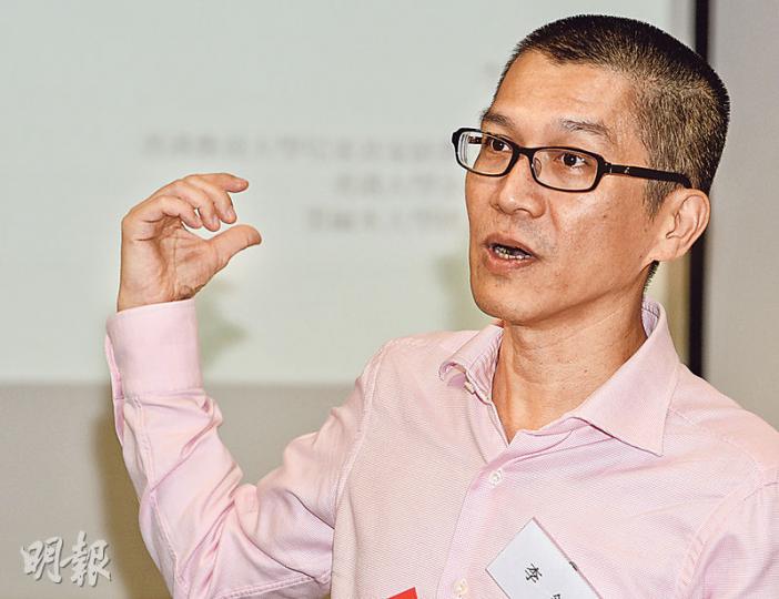 李錦著有《從一元開始》等著作,當中提及將理財教育分為幼兒、初小、初中及青少年理財4個階段。例如在初中階段,李錦倡議家長引導子女記帳,並幫助子女分析其消費模式。(劉焌陶攝) 李錦著有《從一元開始》等著作,當中提及將理財教育分為幼兒、初小、初中及青少年理財4個階段。例如在初中階段,李錦倡議家長引導子女記帳,並幫助子女分析其消費模式。(劉焌陶攝)