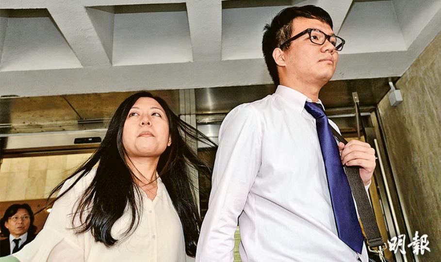 被指「以胸襲警」的女文員吳麗英(左)昨就判刑上訴得直,或毋須坐監。她與男友鄺振駹(右)其後步出法庭,表示尊重法庭判決,並感到鬆一口氣。(楊柏賢攝) 被指「以胸襲警」的女文員吳麗英(左)昨就判刑上訴得直,或毋須坐監。她與男友鄺振駹(右)其後步出法庭,表示尊重法庭判決,並感到鬆一口氣。(楊柏賢攝)
