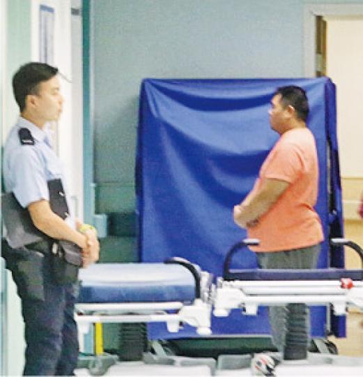 男童父親(橙衣者)在手術室外等候期間,顯得憂心忡忡;其後他與妻子得悉兒子傷重不治,傷心不已。(伍浦鋒攝) 男童父親(橙衣者)在手術室外等候期間,顯得憂心忡忡;其後他與妻子得悉兒子傷重不治,傷心不已。(伍浦鋒攝)