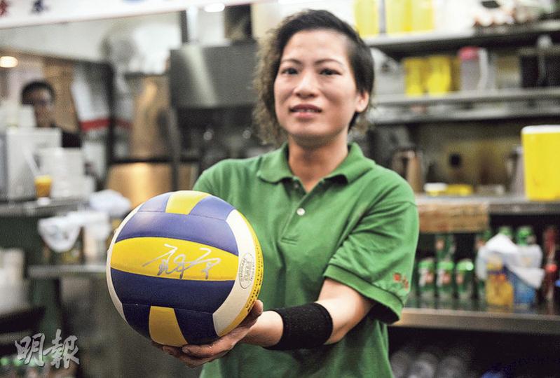 蘭芳園員工郭太(圖)憑經驗估中國家隊運動員登船往澳門的路徑,並預備一個排球,最後取得郎平簽名。(賴俊傑攝) 蘭芳園員工郭太(圖)憑經驗估中國家隊運動員登船往澳門的路徑,並預備一個排球,最後取得郎平簽名。(賴俊傑攝)