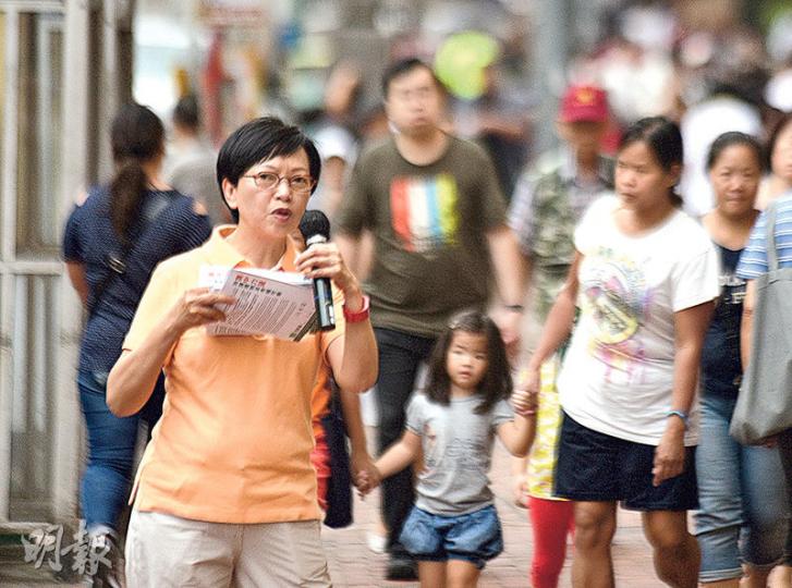 力爭連任的工黨何秀蘭(圖)支持度未算穩定,有「墮馬」危機,她說會向選民宣傳其在議會的「紮實工作」。她昨晚又與歌手黃耀明等作facebook直播,向選民力銷爭取同志平權的工作。(馮凱鍵攝) 力爭連任的工黨何秀蘭(圖)支持度未算穩定,有「墮馬」危機,她說會向選民宣傳其在議會的「紮實工作」。她昨晚又與歌手黃耀明等作facebook直播,向選民力銷爭取同志平權的工作。(馮凱鍵攝)