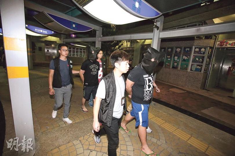 兩名涉案男子黑布蒙頭戴上手銬,被押返警署扣查。(伍浦鋒攝) 兩名涉案男子黑布蒙頭戴上手銬,被押返警署扣查。(伍浦鋒攝)