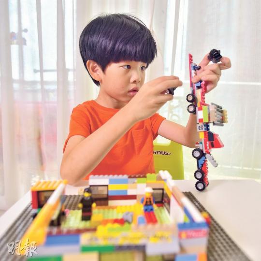 家長不妨按孩子喜好,安排一些需要拼砌的玩具,有助提升持久性專注力,加強耐性。(馮凱鍵攝)孩子常吃含防腐劑的食物、糖果和汽水,都會大大減低專注力。(馮凱鍵攝)電子產品有快速和過分豐富的影音畫面,小朋友常接觸的話,亦有損專注力。(馮凱鍵攝)愈年幼的兒童,持續專注的時間愈短,家長可在做功課中段,加插短暫的休息時間。(馮凱鍵攝)(明報製圖) 家長不妨按孩子喜好,安排一些需要拼砌的玩具,有助提升持久性專注力,加強耐性。(馮凱鍵攝)孩子常吃含防腐劑的食物、糖果和汽水,都會大大減低專注力。(馮凱鍵攝)電子產品有快速和過分豐富的影音畫面,小朋友常接觸的話,亦有損專注力。(馮凱鍵攝)愈年幼的兒童,持續專注的時間愈短,家長可在做功課中段,加插短暫的休息時間。(馮凱鍵攝)(明報製圖)
