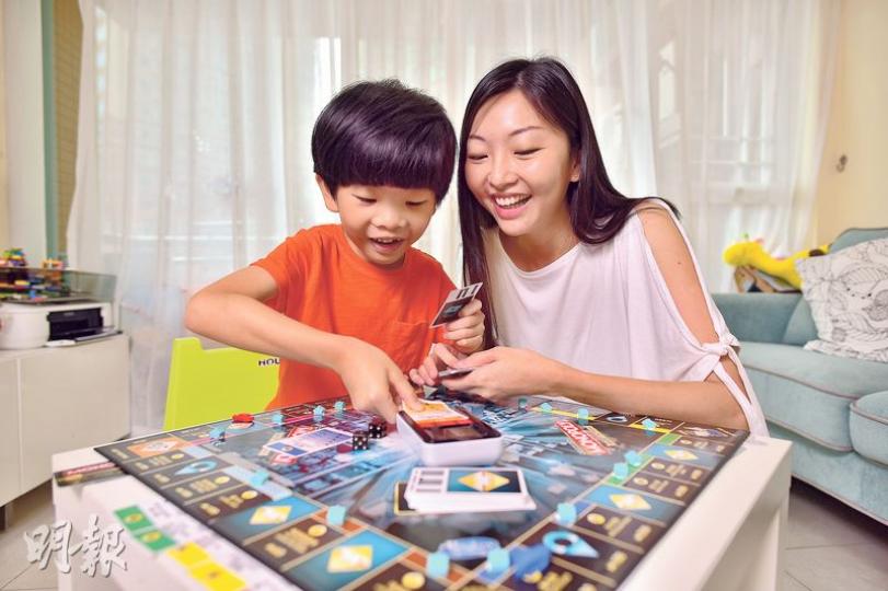 戲有益﹕玩出專注力 (馮凱鍵攝)5招培養專注力﹕啤牌接龍有助訓練小朋友的持久性專注力。玩法﹕先吩咐孩子把不同圖案的啤牌逐一分類,然後每組圖案的啤牌再按數字由小至大排列。(黃志東攝)5招培養專注力﹕簡單如砌積木,亦有助提升小朋友的交替性專注力。玩法﹕先吩咐孩子按次序疊起三種顏色的積木,例如紅、黃、藍,當孩子專心砌了這個組合幾次後,便要突然要求調動顏色的次序,例如黃、紅、藍,甚至加插多一種顏色。如是者砌幾次之後,又轉回起初的組合,即紅、黃、藍。(黃志東攝)5招培養專注力﹕希望孩子能一心幾用?那麼,分 戲有益﹕玩出專注力 (馮凱鍵攝)5招培養專注力﹕啤牌接龍有助訓練小朋友的持久性專注力。玩法﹕先吩咐孩子把不同圖案的啤牌逐一分類,然後每組圖案的啤牌再按數字由小至大排列。(黃志東攝)5招培養專注力﹕簡單如砌積木,亦有助提升小朋友的交替性專注力。玩法﹕先吩咐孩子按次序疊起三種顏色的積木,例如紅、黃、藍,當孩子專心砌了這個組合幾次後,便要突然要求調動顏色的次序,例如黃、紅、藍,甚至加插多一種顏色。如是者砌幾次之後,又轉回起初的組合,即紅、黃、藍。(黃志東攝)5招培養專注力﹕希望孩子能一心幾用?那麼,分