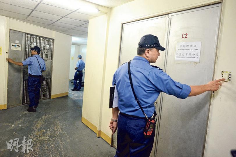 5名消防員昨到被新納入取締名單的觀塘美亞工業大廈巡查。消防稱是次行動只是不定時的普通巡查,又說由於巡查期間發現有卡板阻塞通道,於是逐戶敲門查問卡板屬誰。(鍾林枝攝)長沙灣好運工業中心8樓一間影樓,昨被地政處貼上警告信,要求負責人在14天內、即9月13日或之前糾正違契用途。記者向負責人查詢地政處貼信前有否巡視單位,負責人稱不方便回應。於附近單位工作的職員則說,影樓一兩星期前才拆走門外裝飾。(鍾林枝攝) 5名消防員昨到被新納入取締名單的觀塘美亞工業大廈巡查。消防稱是次行動只是不定時的普通巡查,又說由於巡查期間發現有卡板阻塞通道,於是逐戶敲門查問卡板屬誰。(鍾林枝攝)長沙灣好運工業中心8樓一間影樓,昨被地政處貼上警告信,要求負責人在14天內、即9月13日或之前糾正違契用途。記者向負責人查詢地政處貼信前有否巡視單位,負責人稱不方便回應。於附近單位工作的職員則說,影樓一兩星期前才拆走門外裝飾。(鍾林枝攝)