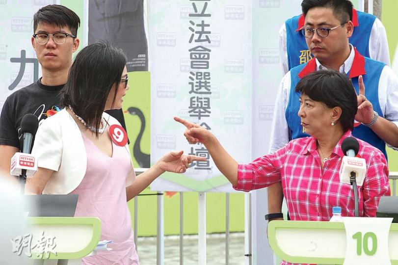 上屆成為九龍西「票王」的民建聯蔣麗芸(紅衣,右),今屆依然氣勢強勁,在民調中支持度高企,預料很大機會連任。昨日在選舉論壇上,蔣與另一候選人林依麗(粉紅衣,左)針鋒相對。(李紹昌攝)九龍西今屆是唯一有新增議席的選區,吸引多達15張名單爭奪6席。各候選人昨出席最後一場由港台主辦的選舉論壇,唯獨近日選情現危機的黃毓民未有出席。(李紹昌攝) 上屆成為九龍西「票王」的民建聯蔣麗芸(紅衣,右),今屆依然氣勢強勁,在民調中支持度高企,預料很大機會連任。昨日在選舉論壇上,蔣與另一候選人林依麗(粉紅衣,左)針鋒相對。(李紹昌攝)九龍西今屆是唯一有新增議席的選區,吸引多達15張名單爭奪6席。各候選人昨出席最後一場由港台主辦的選舉論壇,唯獨近日選情現危機的黃毓民未有出席。(李紹昌攝)