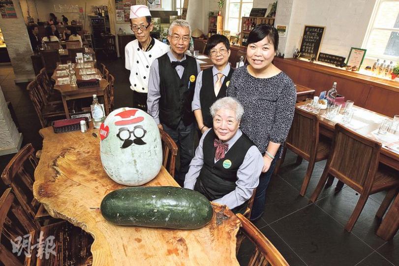 銀杏館行政總裁麥敏媚(後右一)指銀杏館除聘用長者,亦有聘用長者農夫於其有機農莊工作,所得收成如冬瓜會帶到銀杏館作食材。該店店長Jessica(前)、店員Patty(後右二)、店員Kenny(後左二)和廚師冬叔(後左一)更為有機大冬瓜裝扮一番,好鬼馬。(李紹昌攝) 銀杏館行政總裁麥敏媚(後右一)指銀杏館除聘用長者,亦有聘用長者農夫於其有機農莊工作,所得收成如冬瓜會帶到銀杏館作食材。該店店長Jessica(前)、店員Patty(後右二)、店員Kenny(後左二)和廚師冬叔(後左一)更為有機大冬瓜裝扮一番,好鬼馬。(李紹昌攝)